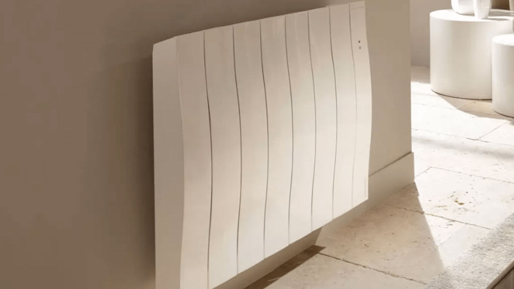 Radiateur électrique moderne avec module de pilotage connecté dans un salon