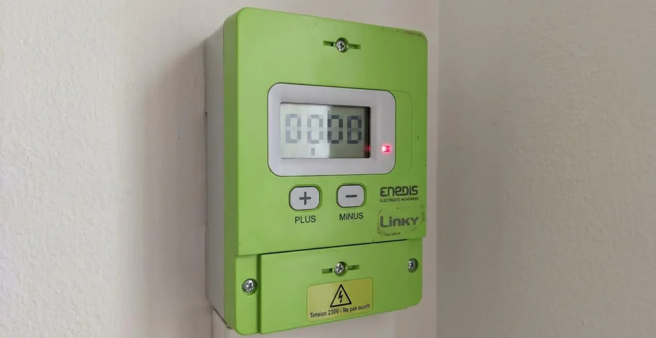 Compteur électrique Linky avec écran numérique allumé et boutons de navigation visibles